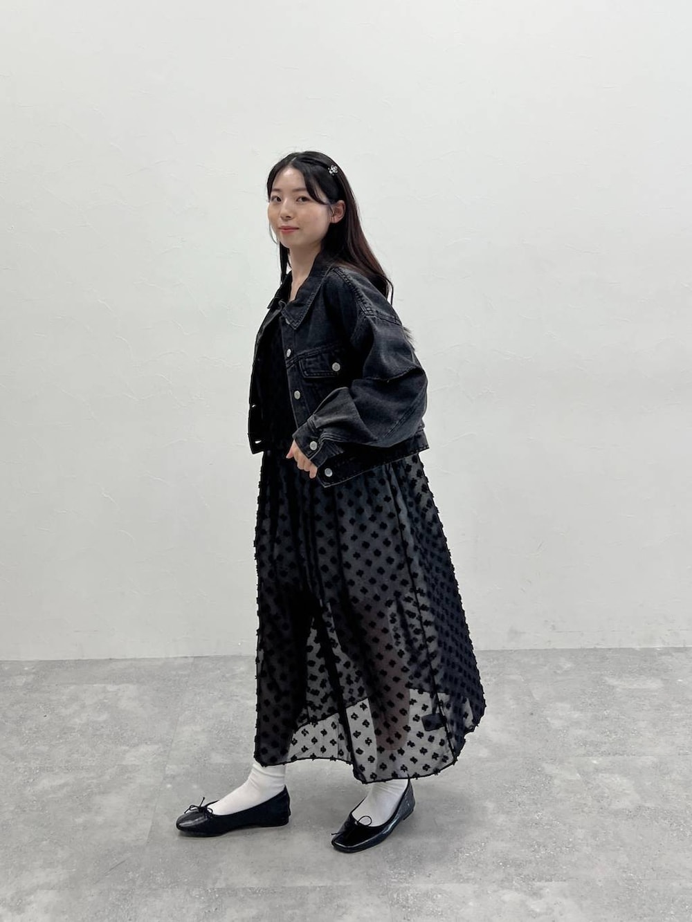 ブラック系のワンピース、ブラック系のデニムジャケットを着用したレディースの春コーディネートの7枚目の写真