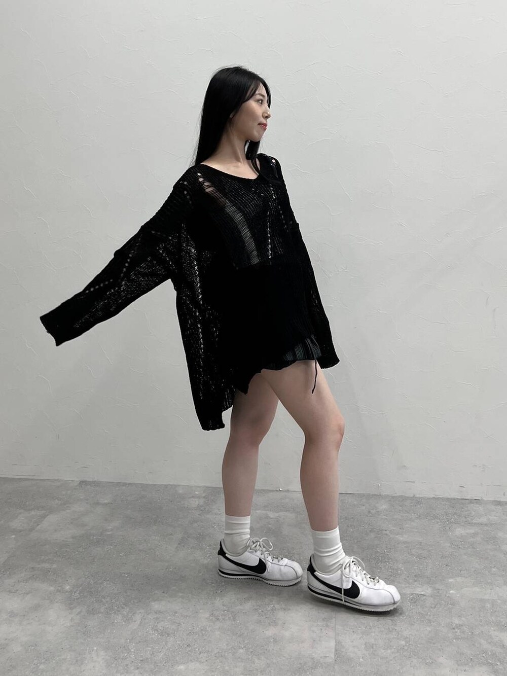 ブラック系のスカート、ブラック系のニット/セーターを着用したレディースの夏コーディネートの6枚目の写真