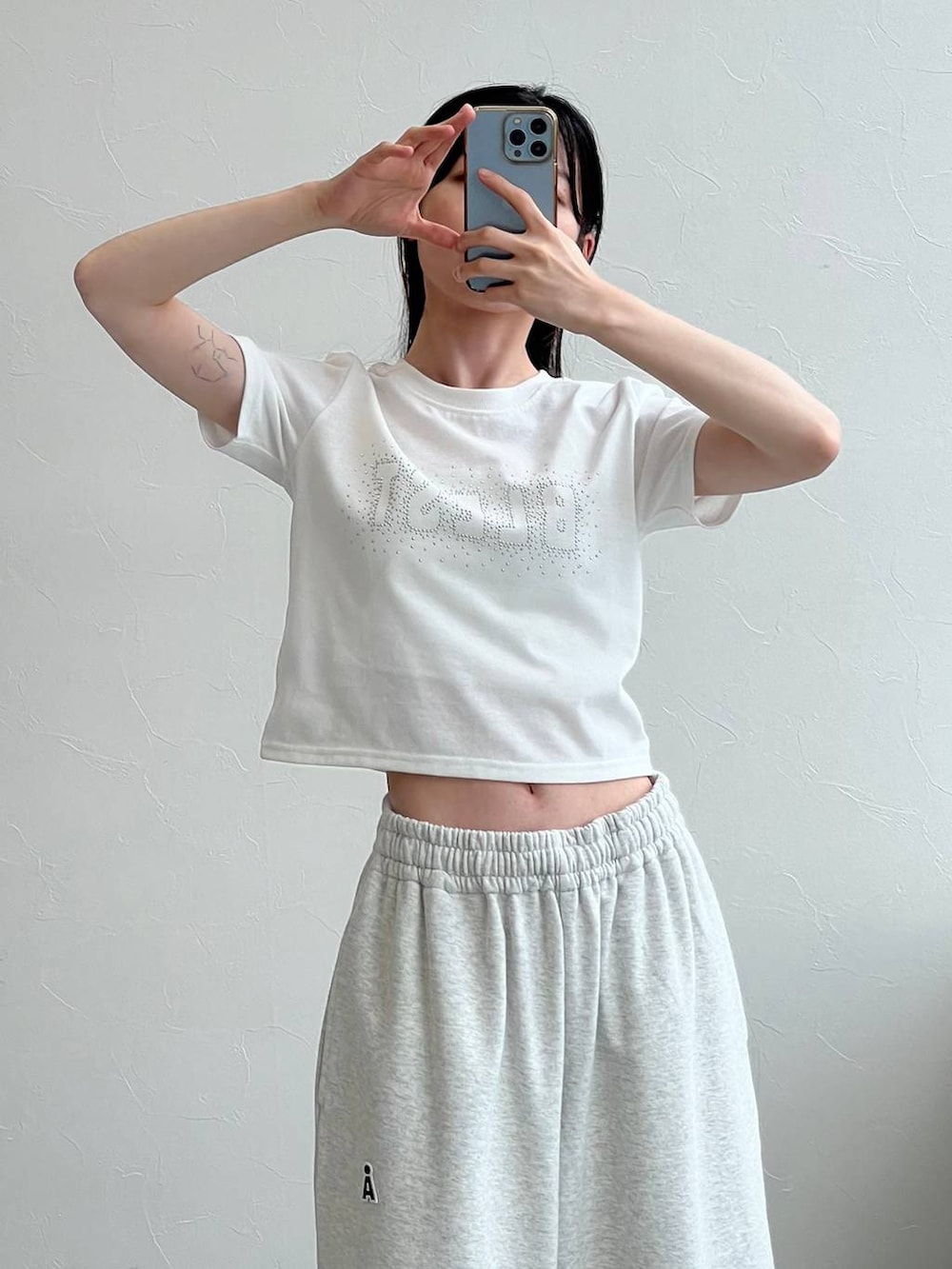 グレー系のスウェットパンツ、ホワイト系のTシャツ/カットソーを着用したレディースの夏コーディネートの2枚目の写真