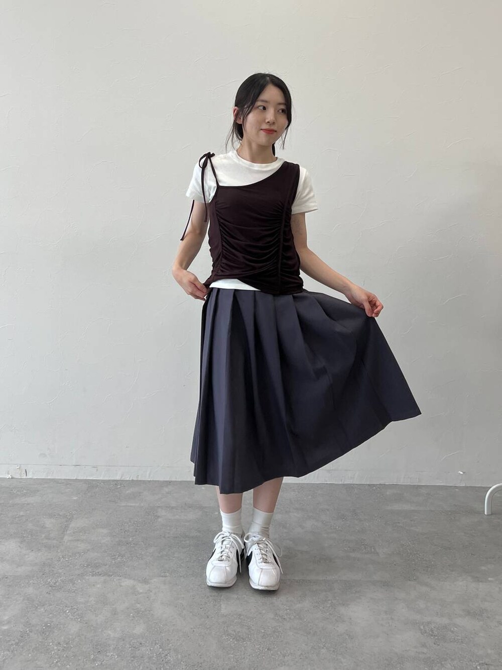 グレー系のスカート、ブラウン系のキャミソールを着用したレディースの夏コーディネートの8枚目の写真
