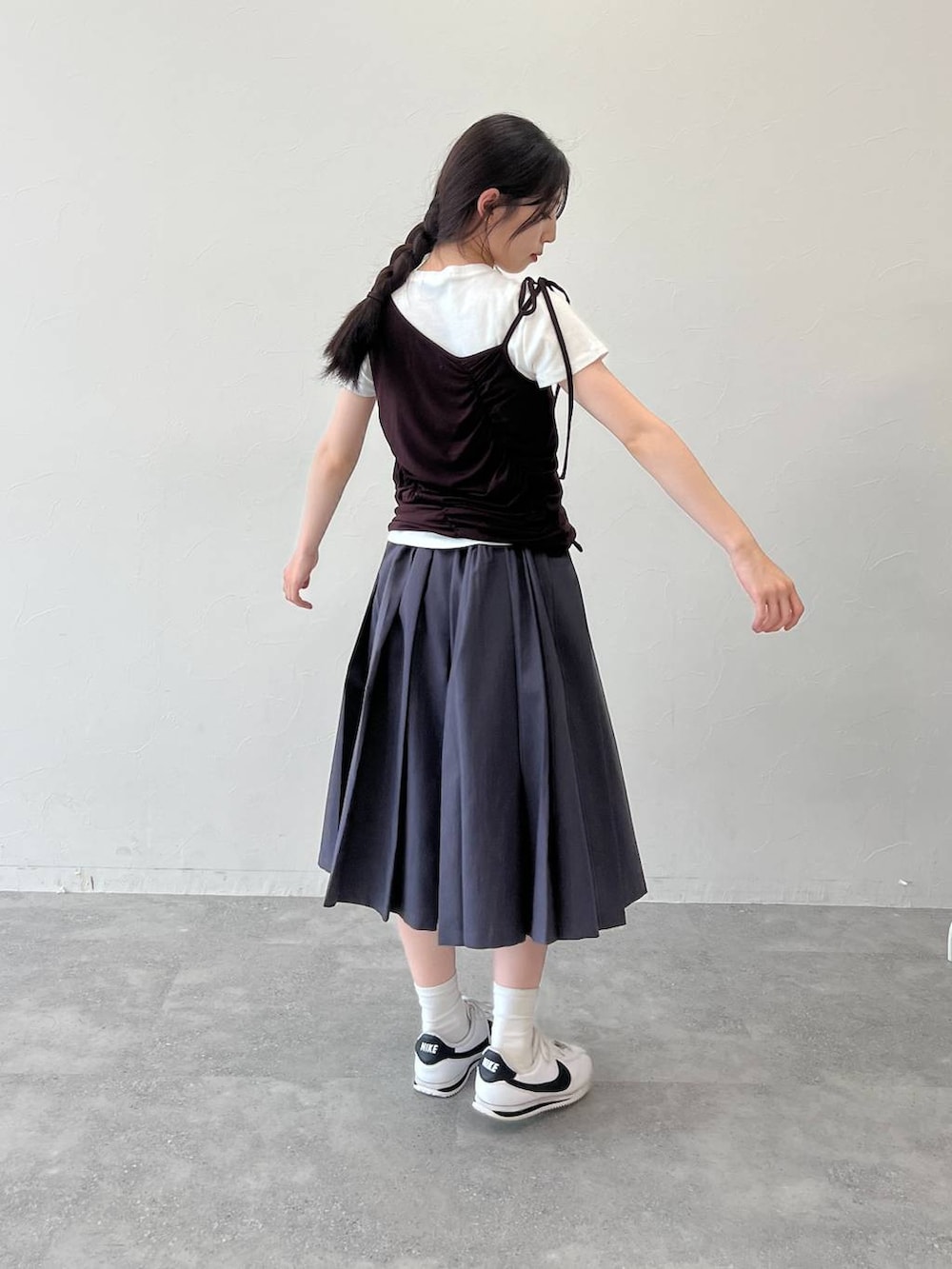 グレー系のスカート、ブラウン系のキャミソールを着用したレディースの夏コーディネートの5枚目の写真