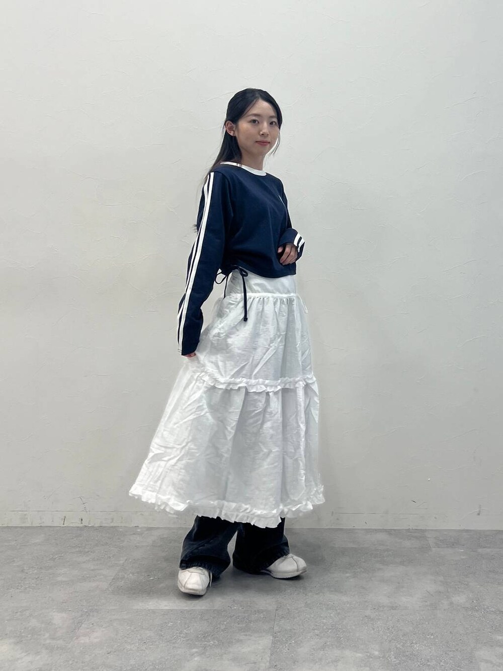 ブルー系のTシャツ/カットソー、ブラック系のデニムパンツを着用したレディースの春コーディネートの4枚目の写真