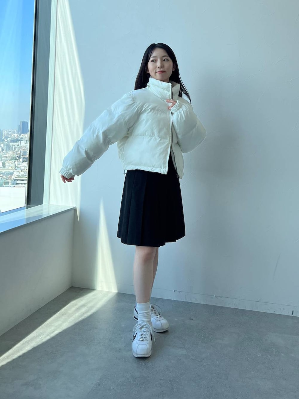 ブラック系のその他パンツ、ベージュ系のダウンジャケット/コートを着用したレディースの秋コーディネートの7枚目の写真