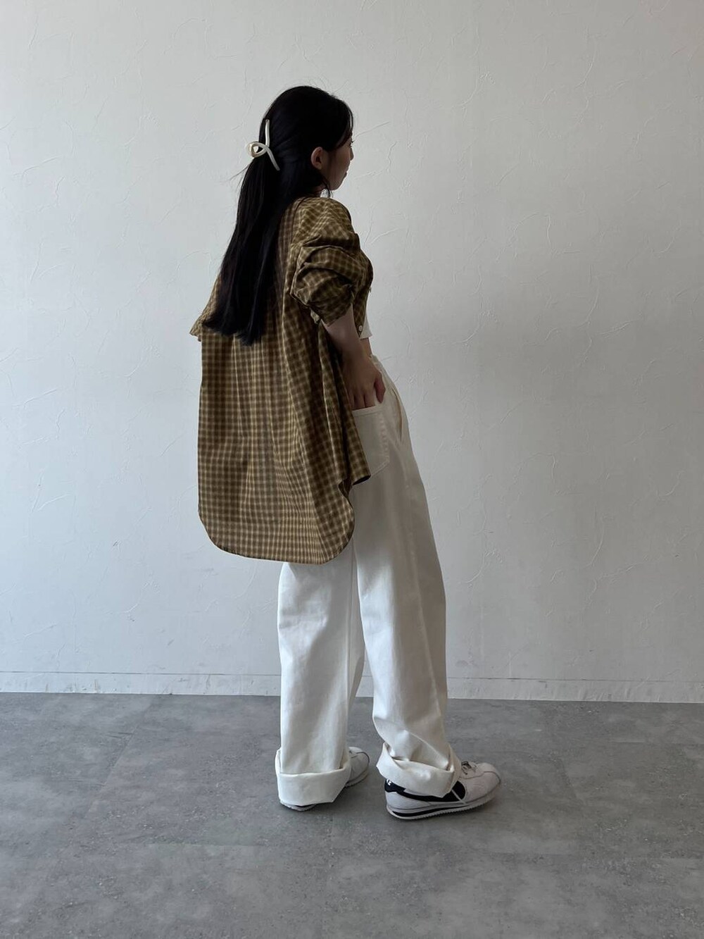 ホワイト系のその他パンツ、その他のシャツ/ブラウスを着用したレディースの秋コーディネートの5枚目の写真