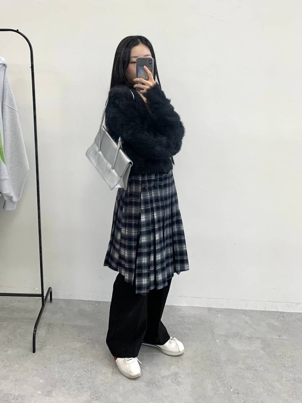 シルバー系のショルダーバッグ、グレー系のニット/セーターを着用したレディースの冬コーディネートの3枚目の写真