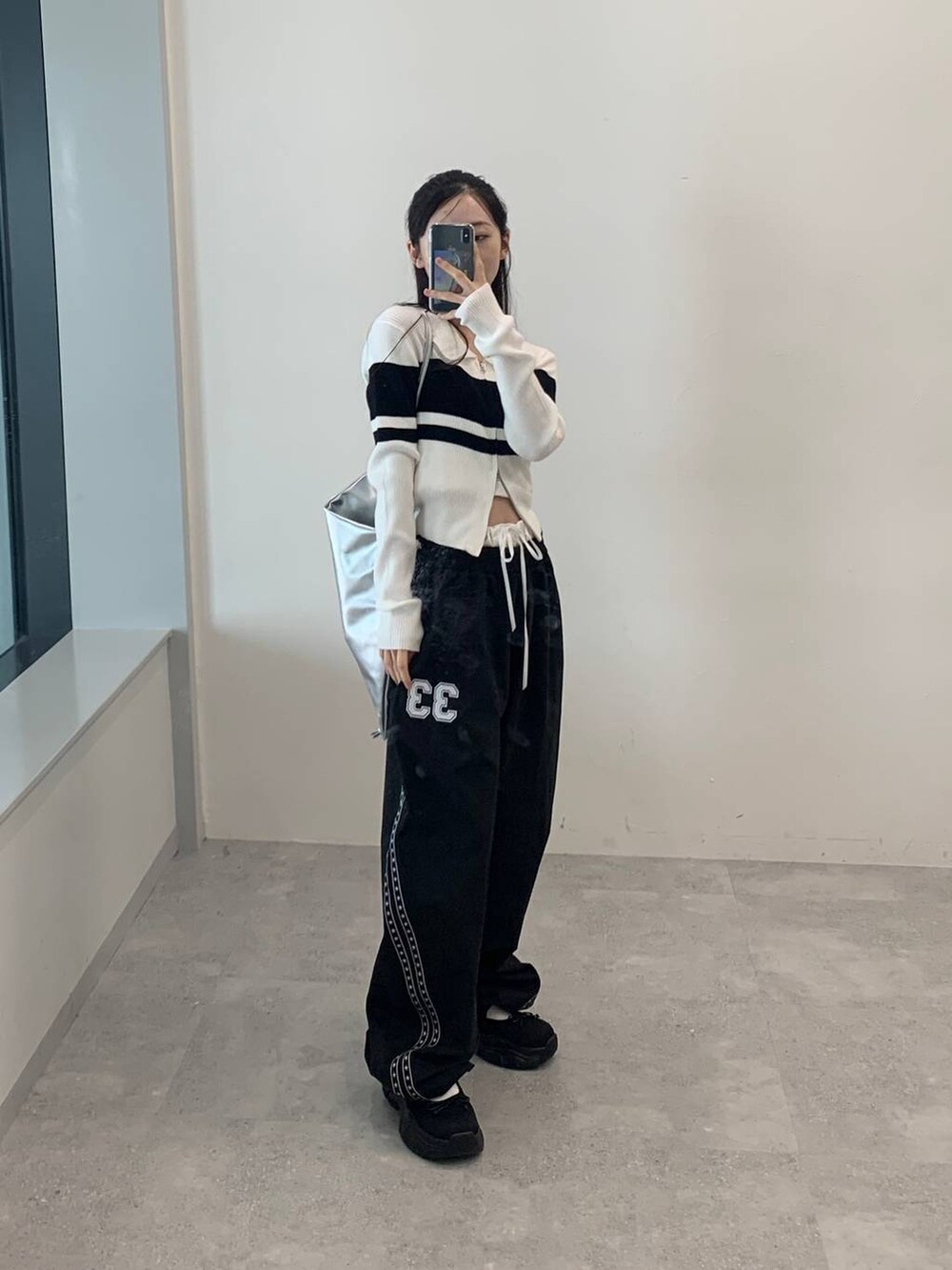 ホワイト系のカーディガン/ボレロ、ブラック系のその他パンツを着用したレディースの秋コーディネートの2枚目の写真