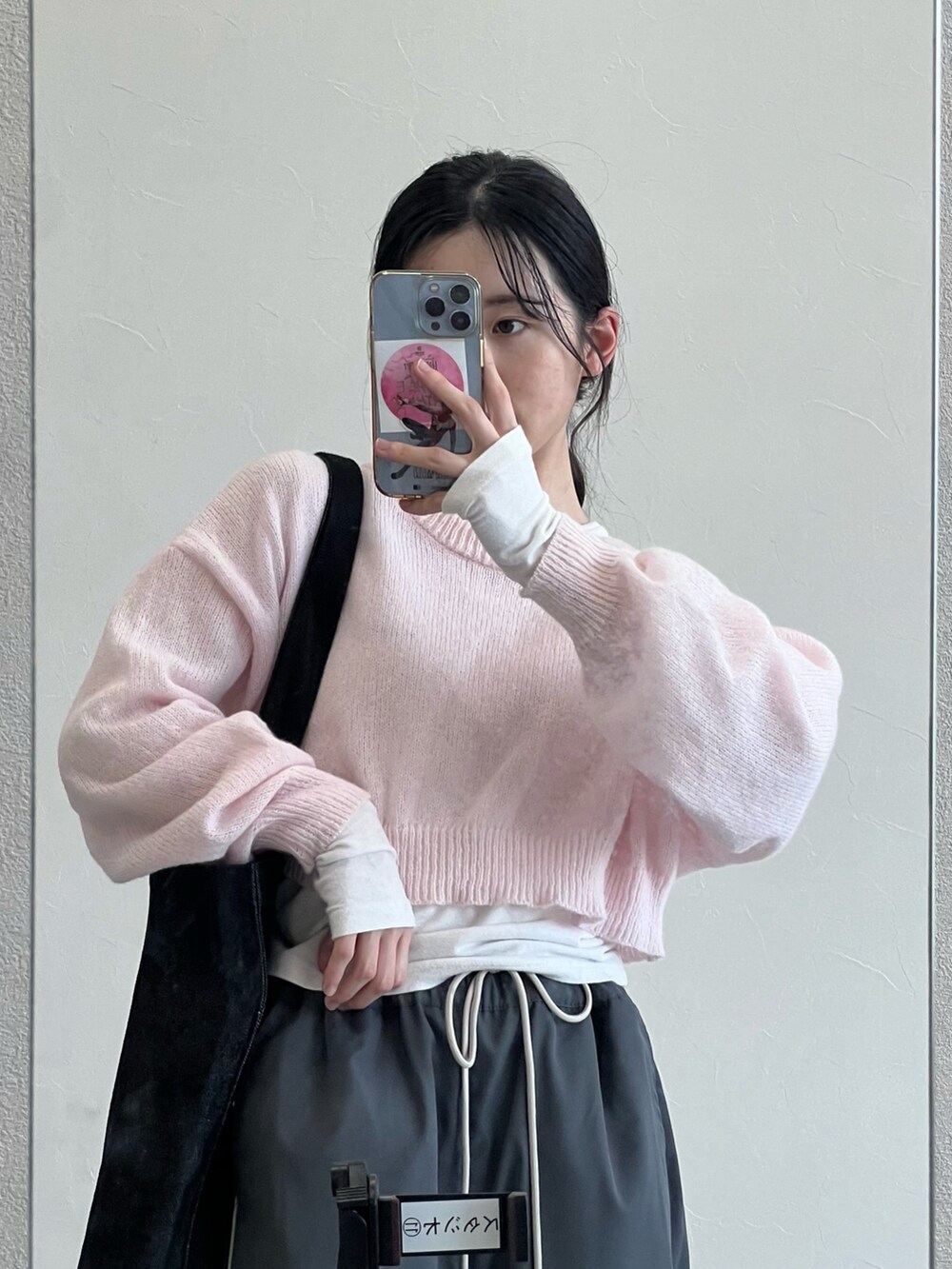 ブラック系のスニーカー、グレー系のその他パンツ、ブルー系のバッグを着用したレディースの冬コーディネートの3枚目の写真