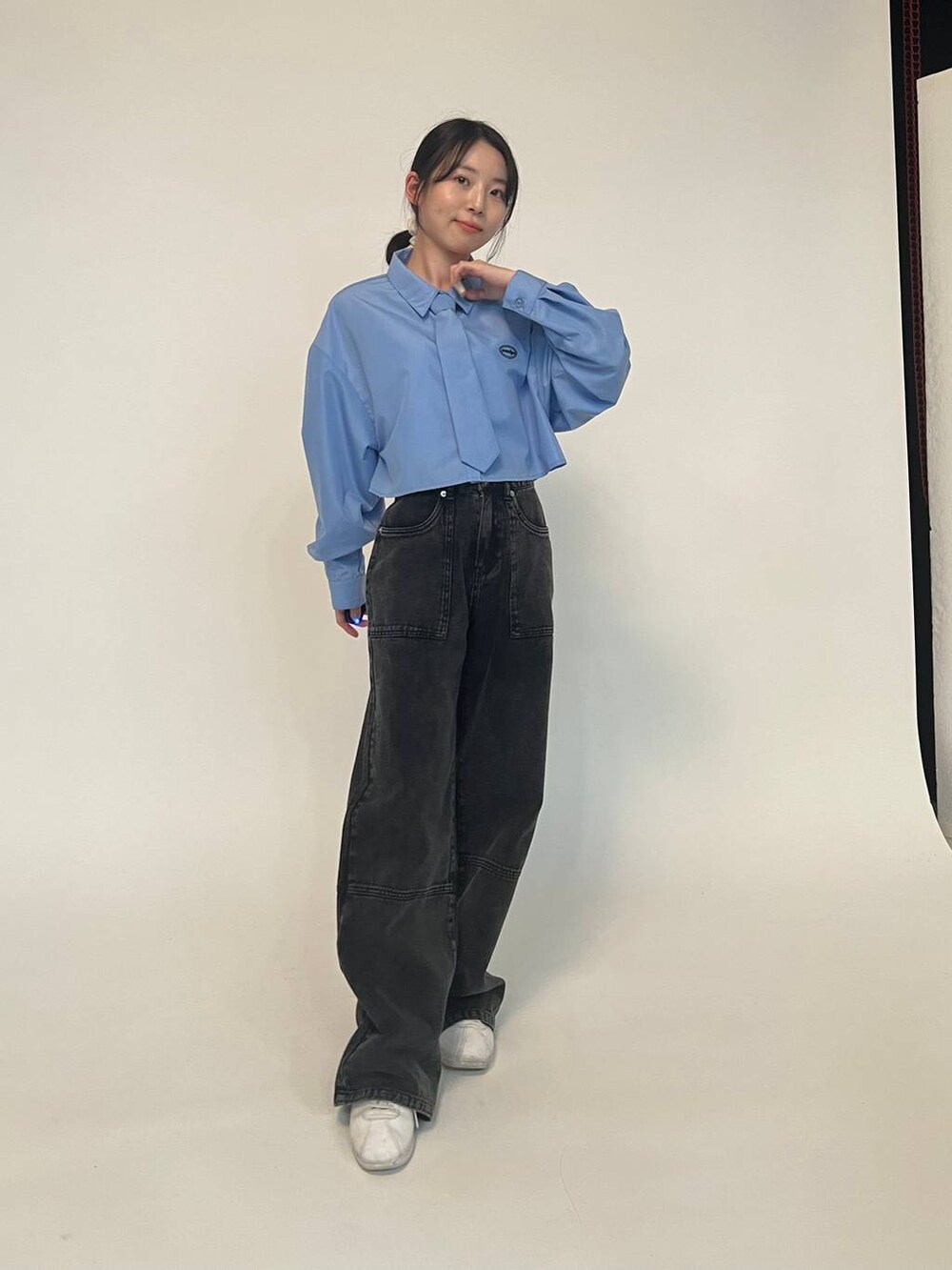 ブルー系のシャツ/ブラウス、ブラック系のデニムパンツを着用したレディースの春コーディネートの7枚目の写真