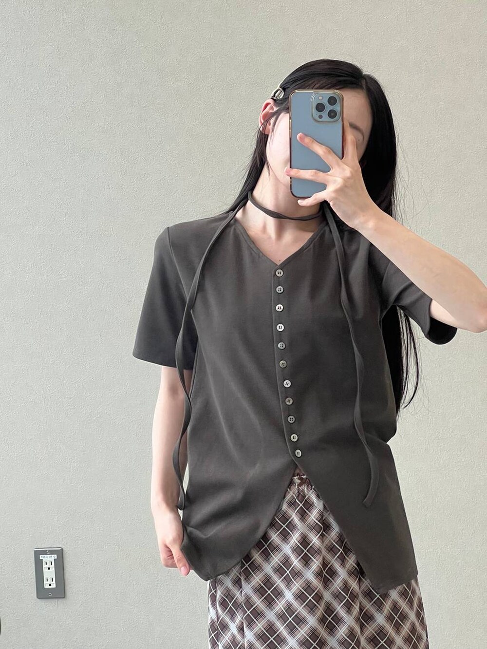 ブラウン系のスカート、グリーン系のTシャツ/カットソーを着用したレディースの夏コーディネートの9枚目の写真