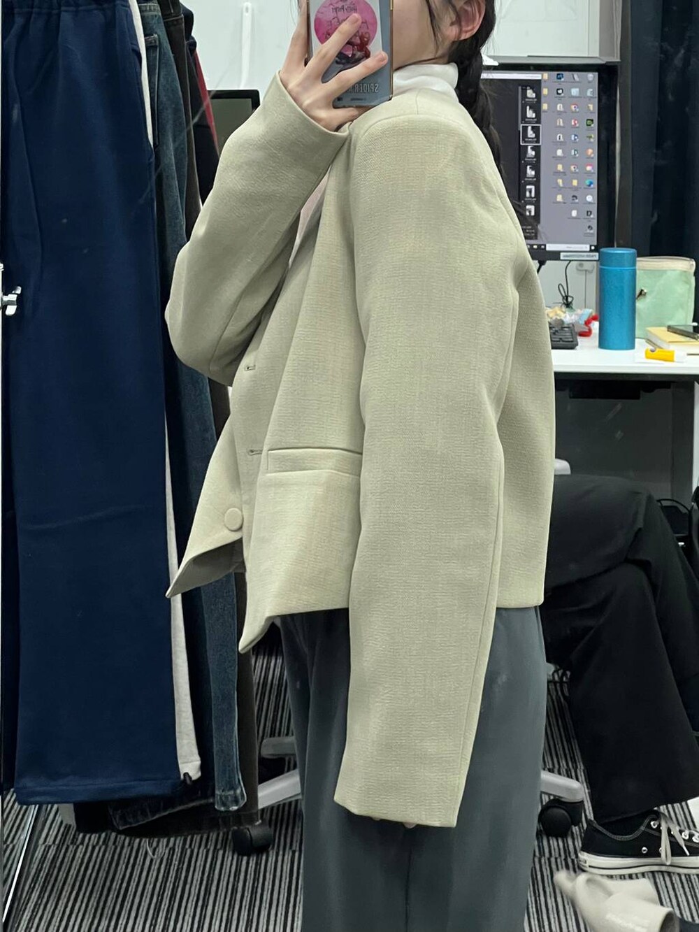 ベージュ系のTシャツ/カットソー、ベージュ系のノーカラージャケット、ピンク系のニット/セーターを着用したレディースの冬コーディネートの5枚目の写真