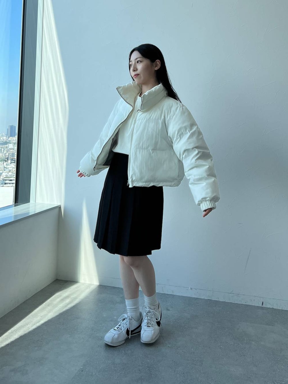 ブラック系のその他パンツ、ベージュ系のダウンジャケット/コートを着用したレディースの秋コーディネートの2枚目の写真