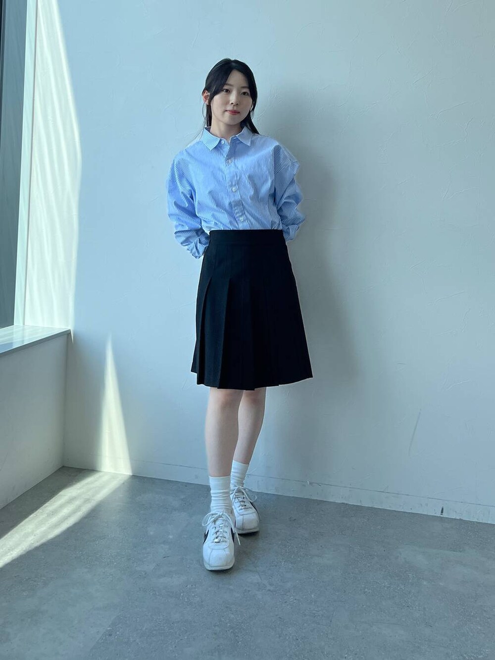 ブラック系のその他パンツ、その他のシャツ/ブラウスを着用したレディースの秋コーディネートの4枚目の写真