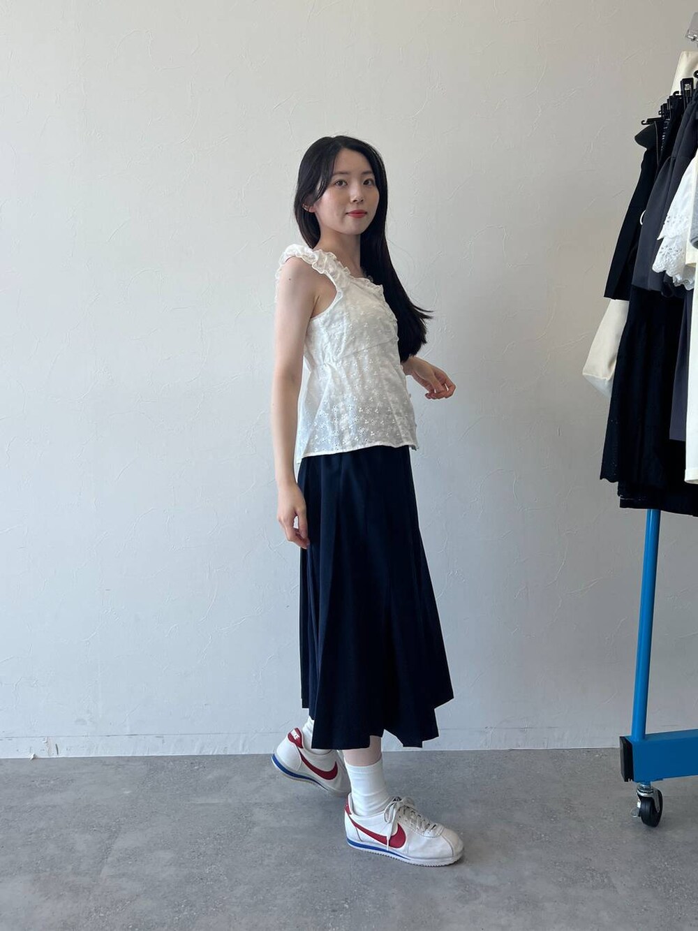 ブルー系のスカート、ホワイト系のシャツ/ブラウスを着用したレディースの春コーディネートの7枚目の写真