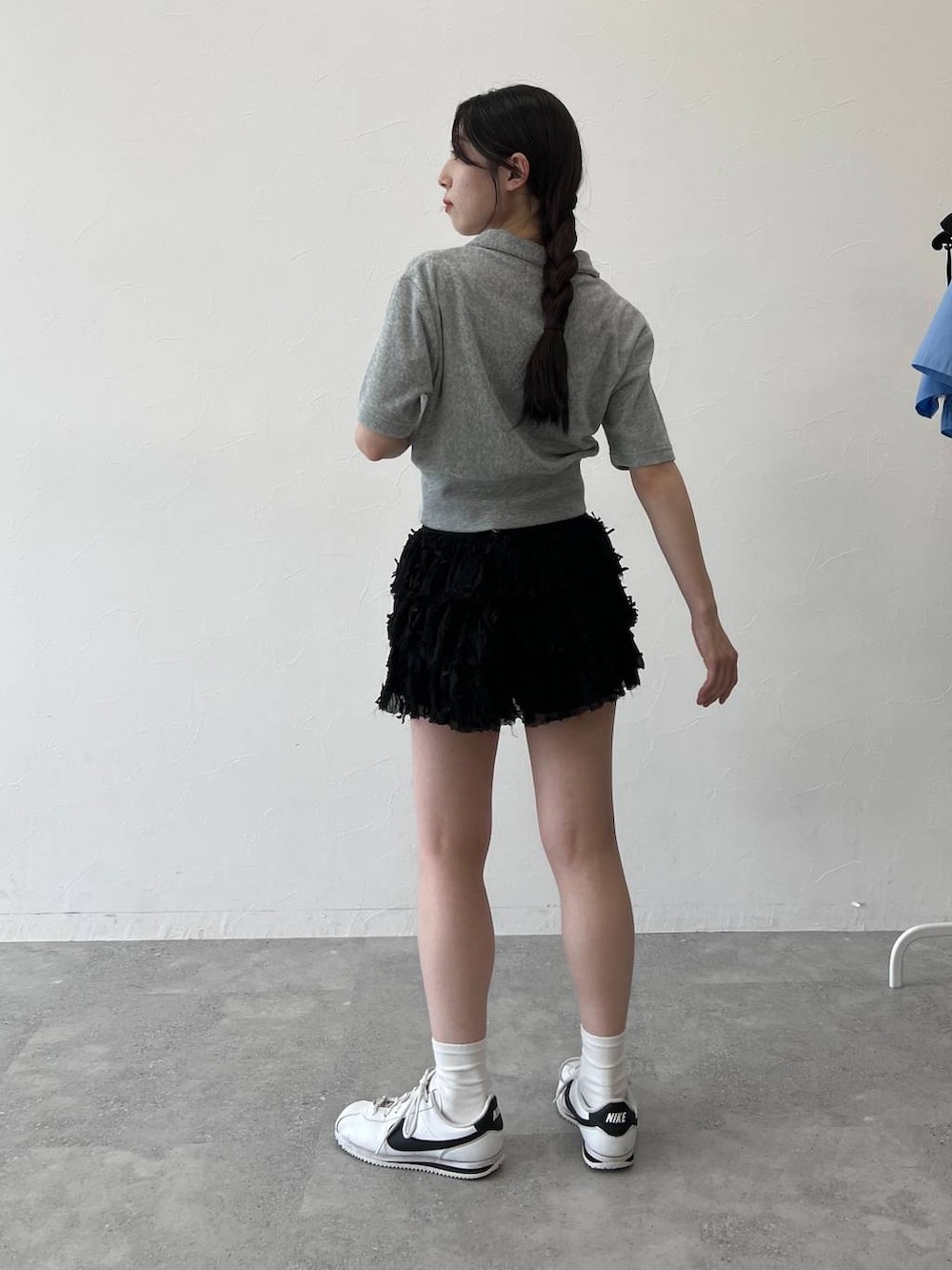 グレー系のTシャツ/カットソー、ブラック系のスカートを着用したレディースの夏コーディネートの5枚目の写真