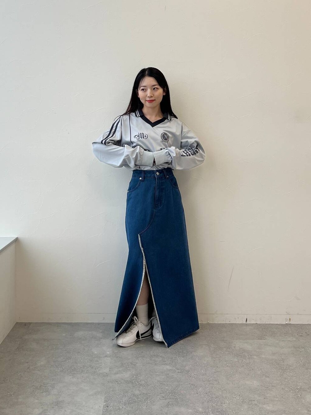 ブルー系のスカート、グレー系のTシャツ/カットソーを着用したレディースの春コーディネートの5枚目の写真