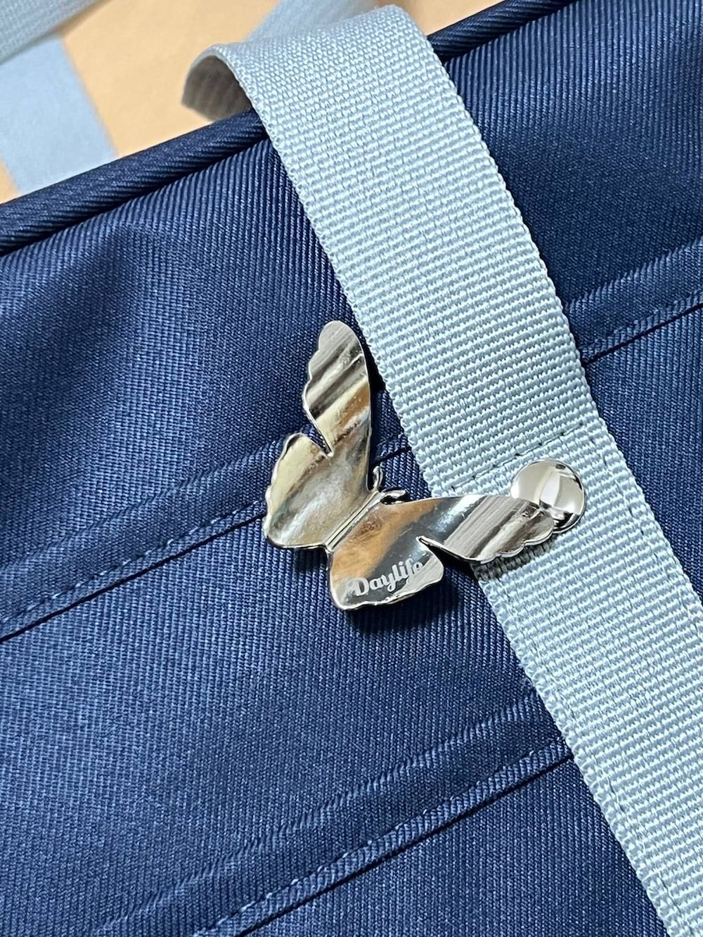 ブルー系のトートバッグ、ブラック系のジャケット/アウター、ホワイト系のTシャツ/カットソーを着用したレディースの冬コーディネートの8枚目の写真