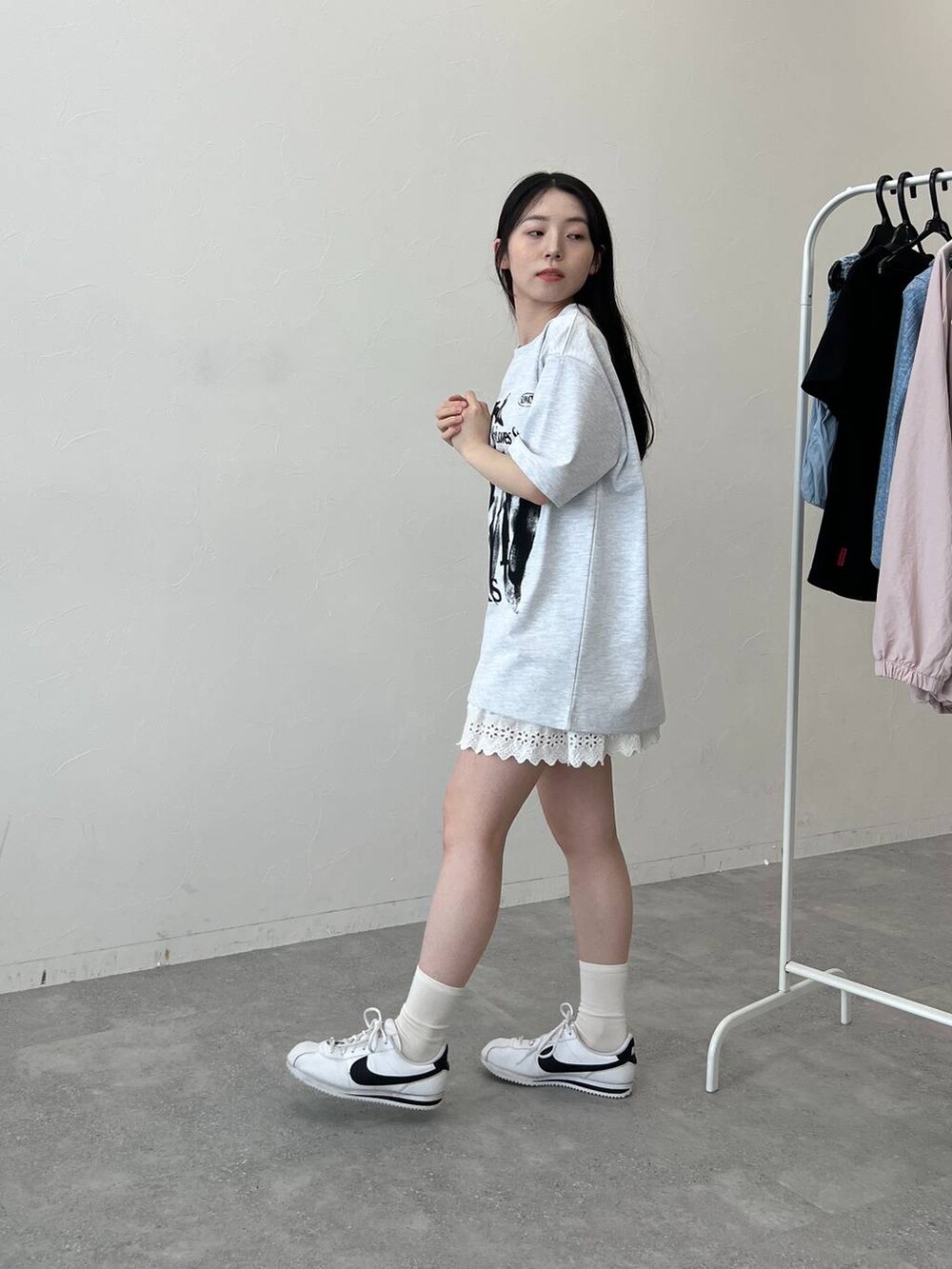 グレー系のTシャツ/カットソー、ホワイト系のスカートを着用したレディースの春コーディネートの6枚目の写真