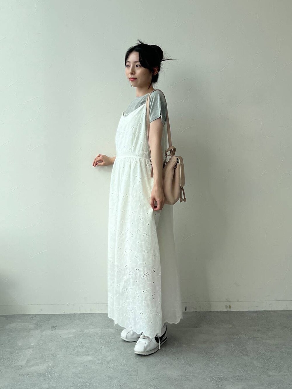 グレー系のTシャツ/カットソー、ベージュ系のワンピースを着用したレディースの夏コーディネートの4枚目の写真