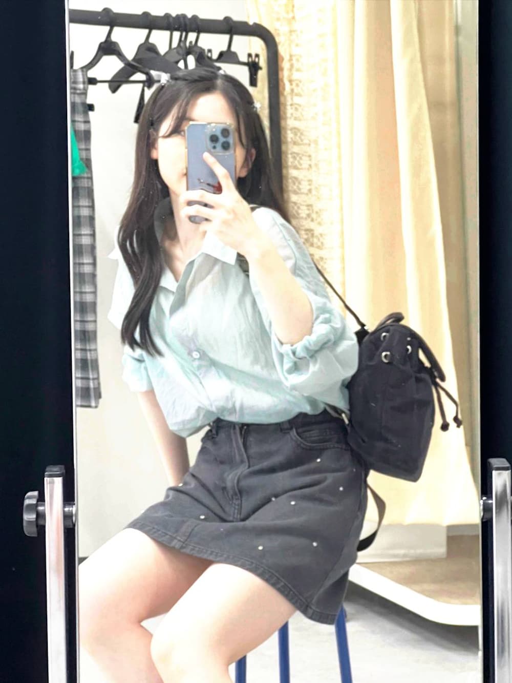 ブラック系のデニムスカート、ブルー系のシャツ/ブラウスを着用したレディースの春コーディネートの7枚目の写真