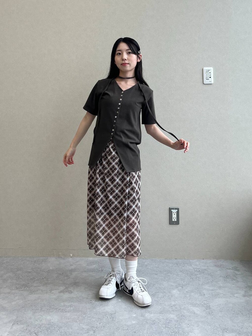 ブラウン系のスカート、グリーン系のTシャツ/カットソーを着用したレディースの夏コーディネートの6枚目の写真