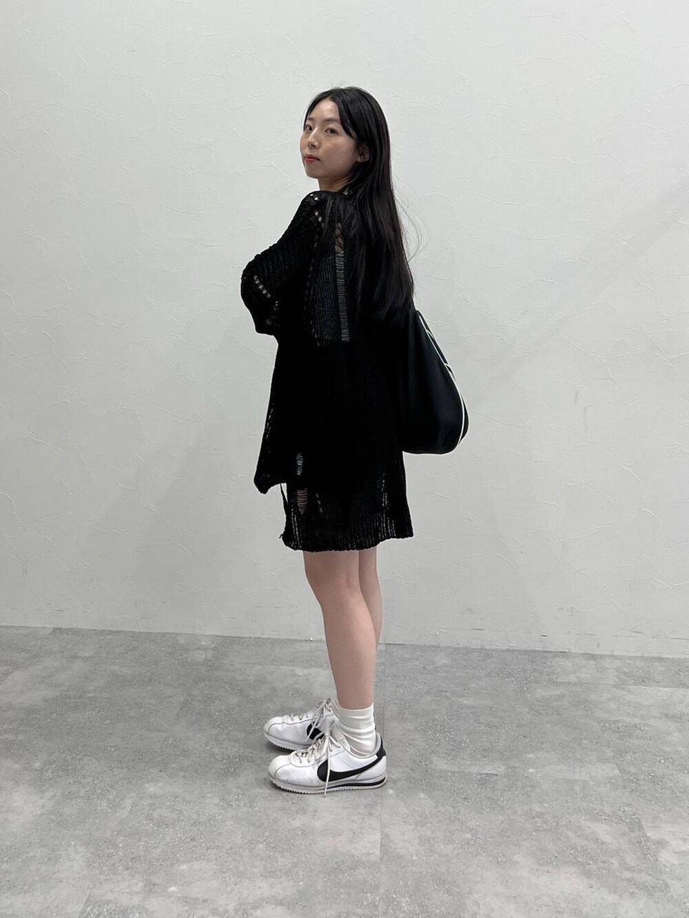 ブラック系のスカート、ブラック系のニット/セーターを着用したレディースの夏コーディネートの2枚目の写真