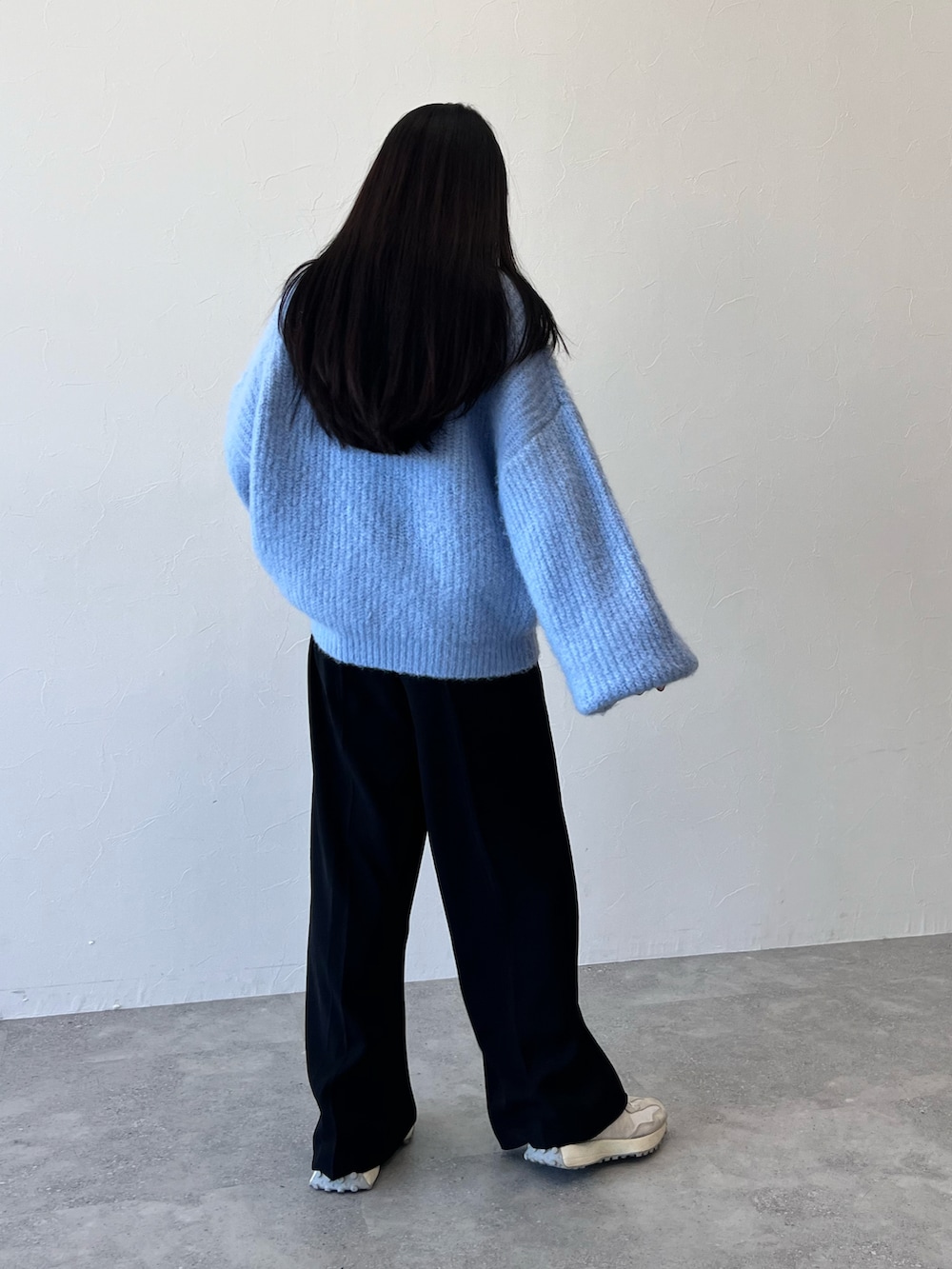 「新星WEARISTAにエントリー、WEARyouthコーデ、冬、きれいめカジュアル、秋冬コーデ、ゆるコーデ、ファッションを楽しもう、パンツスタイル、スニーカー、スラックス、低身長女子、韓国ファッション、150cm」｜「3.3 Field Trip の3.3 Field Trip／ウエストストラップパンツ 2985589（スラックス、ブラック系）」を使った、みれいさん（レディース・150cm）の冬コーディネートの3枚目の写真