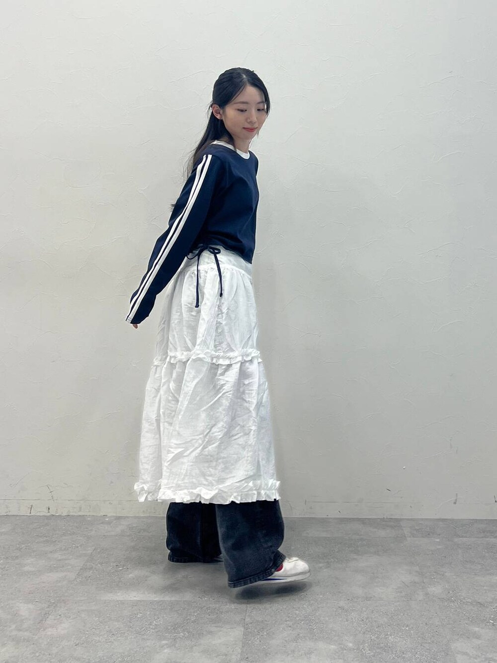 ブルー系のTシャツ/カットソー、ブラック系のデニムパンツを着用したレディースの春コーディネートの5枚目の写真