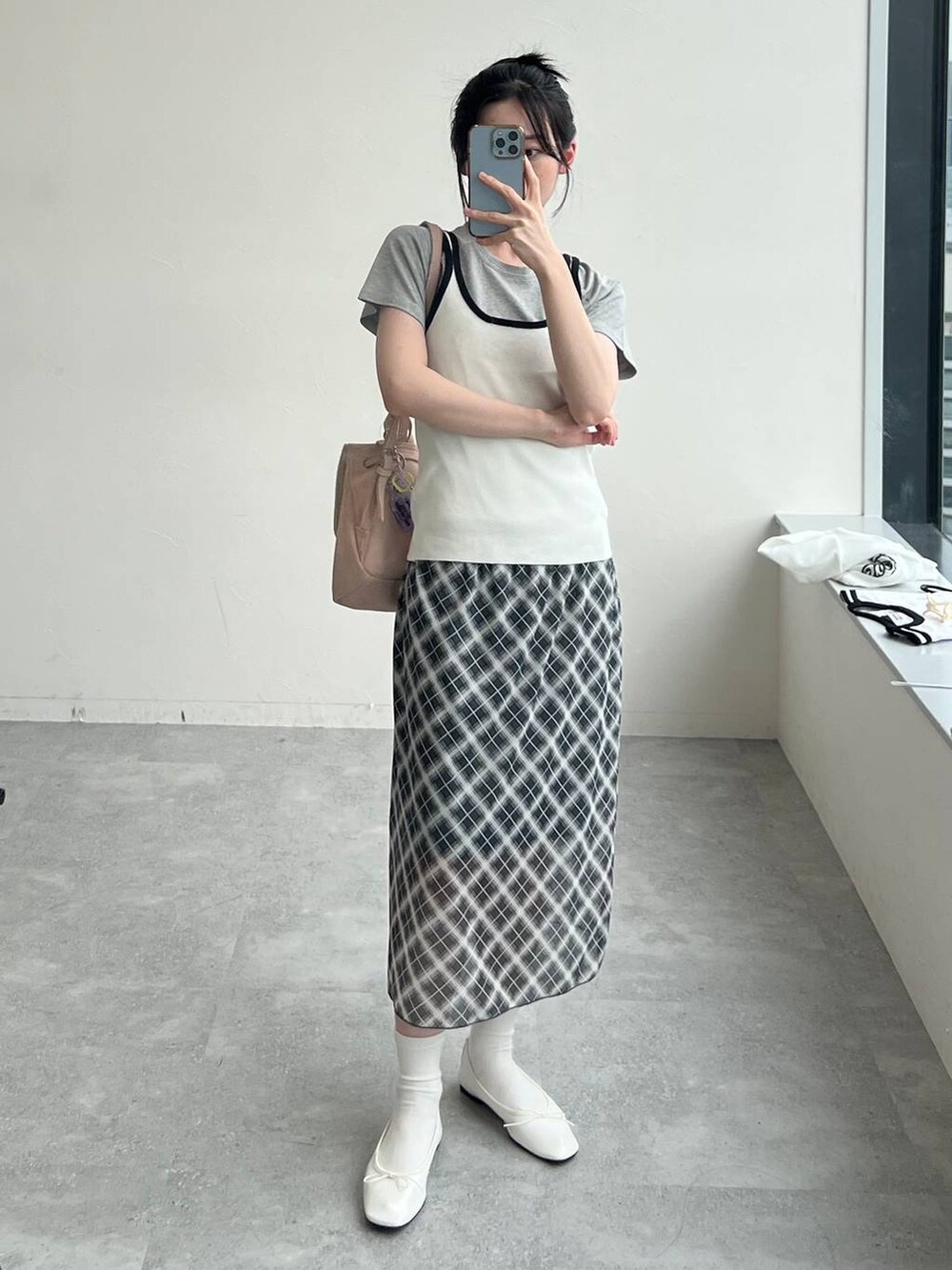 グレー系のTシャツ/カットソー、グレー系のスカート、ベージュ系のキャミソールを着用したレディースの夏コーディネートの3枚目の写真