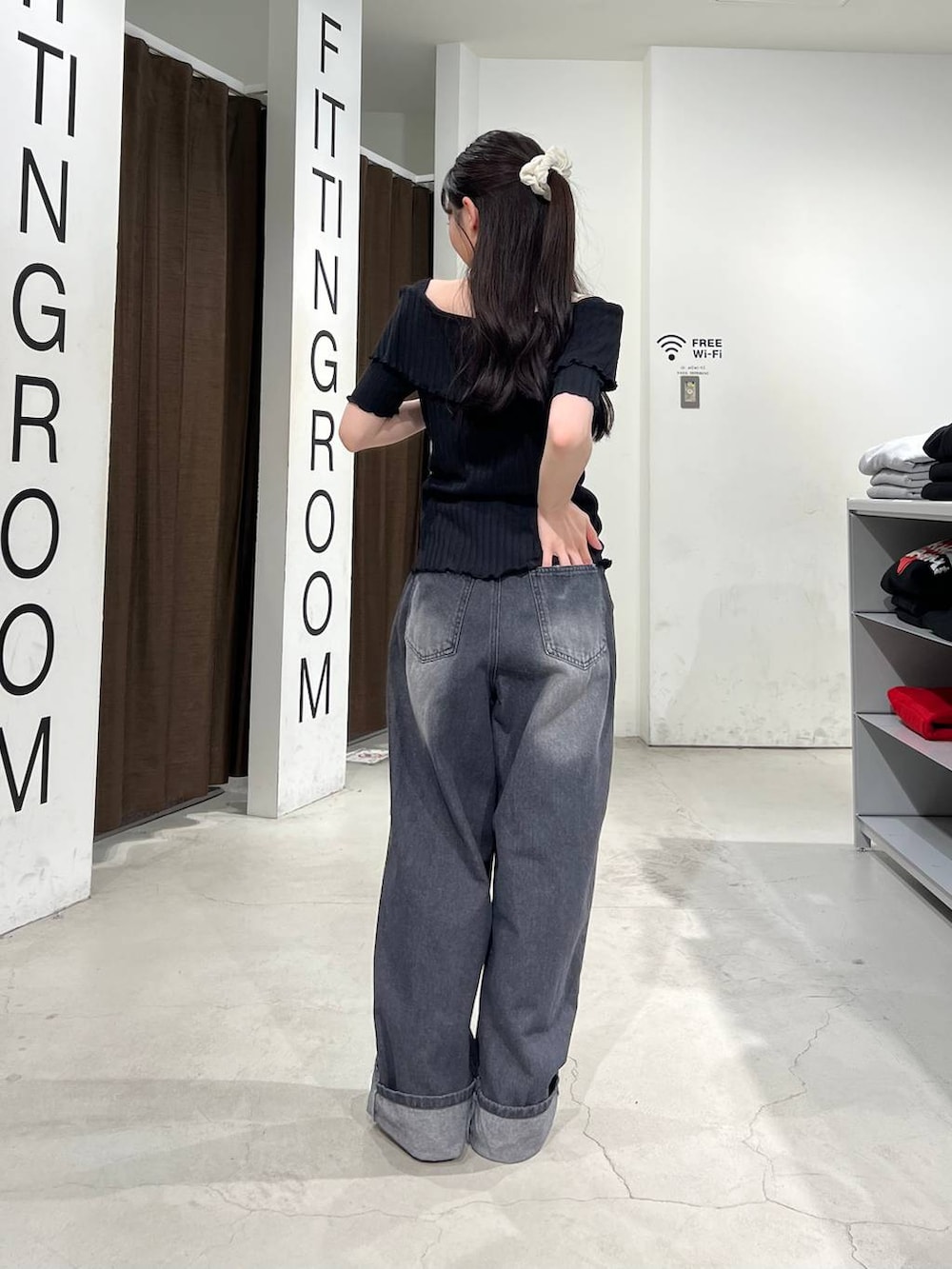 ブラック系のデニムパンツ、ブラック系のTシャツ/カットソーを着用したレディースの春コーディネートの4枚目の写真