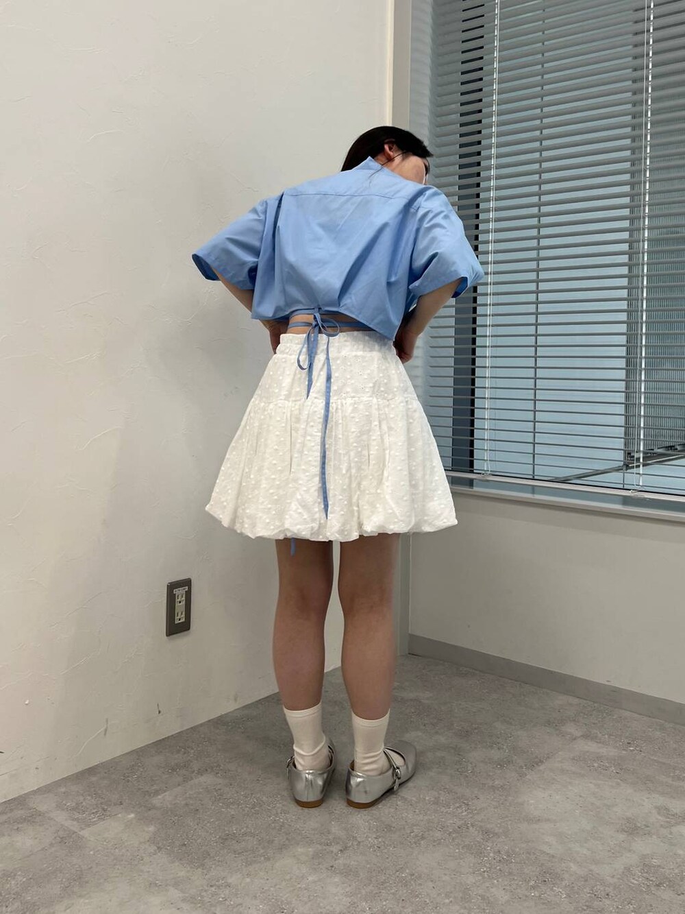 ブルー系のシャツ/ブラウス、ベージュ系のスカートを着用したレディースの春コーディネートの2枚目の写真