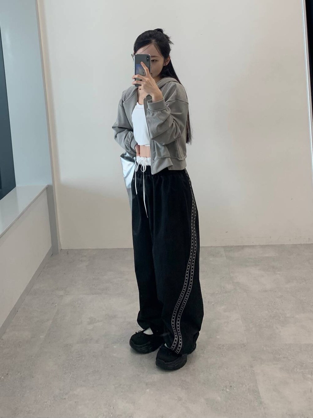 グレー系のパーカー、グレー系のバックパック/リュック、ブラック系のその他パンツを着用したレディースの秋コーディネートの5枚目の写真