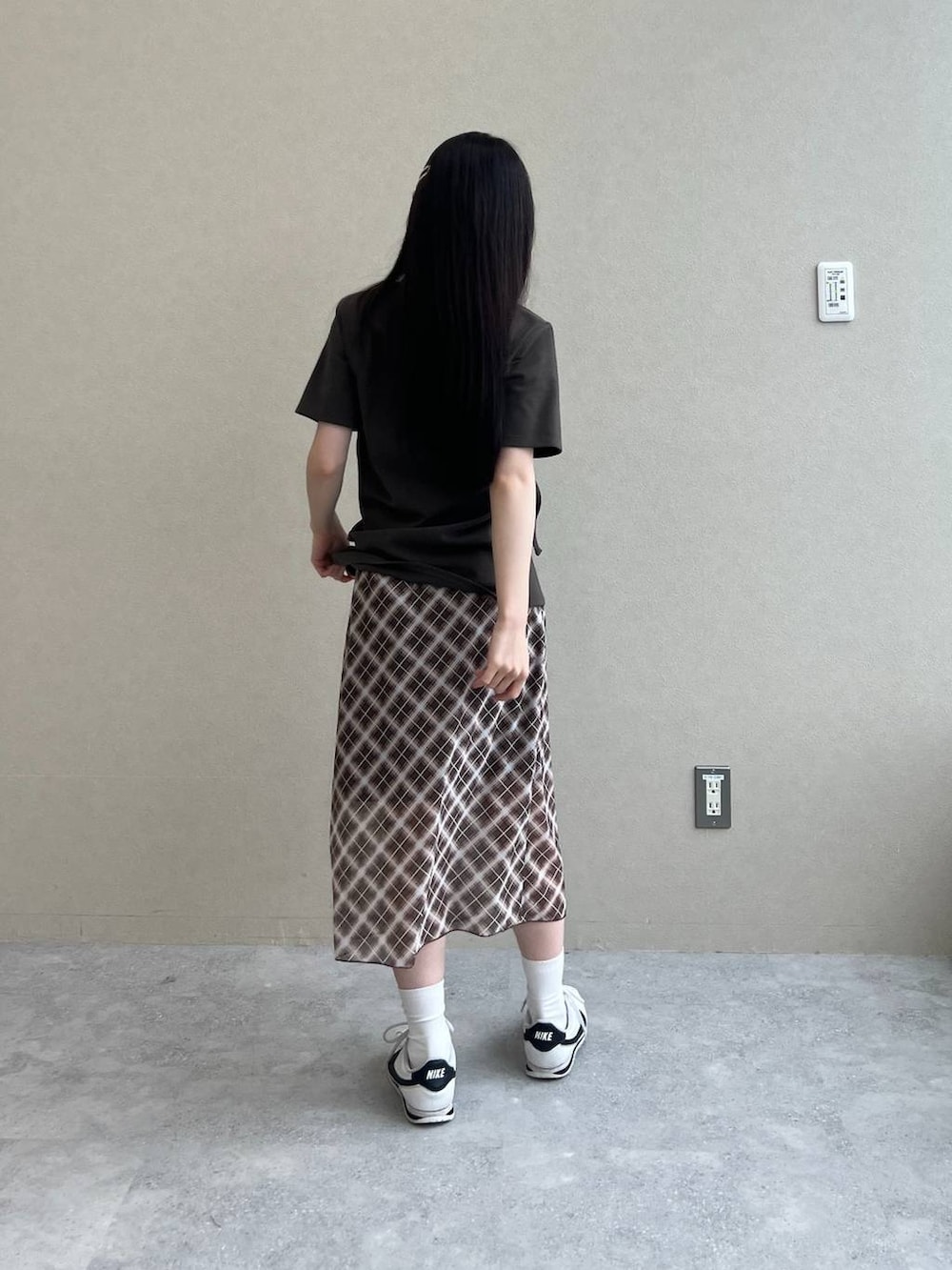 ブラウン系のスカート、グリーン系のTシャツ/カットソーを着用したレディースの夏コーディネートの4枚目の写真