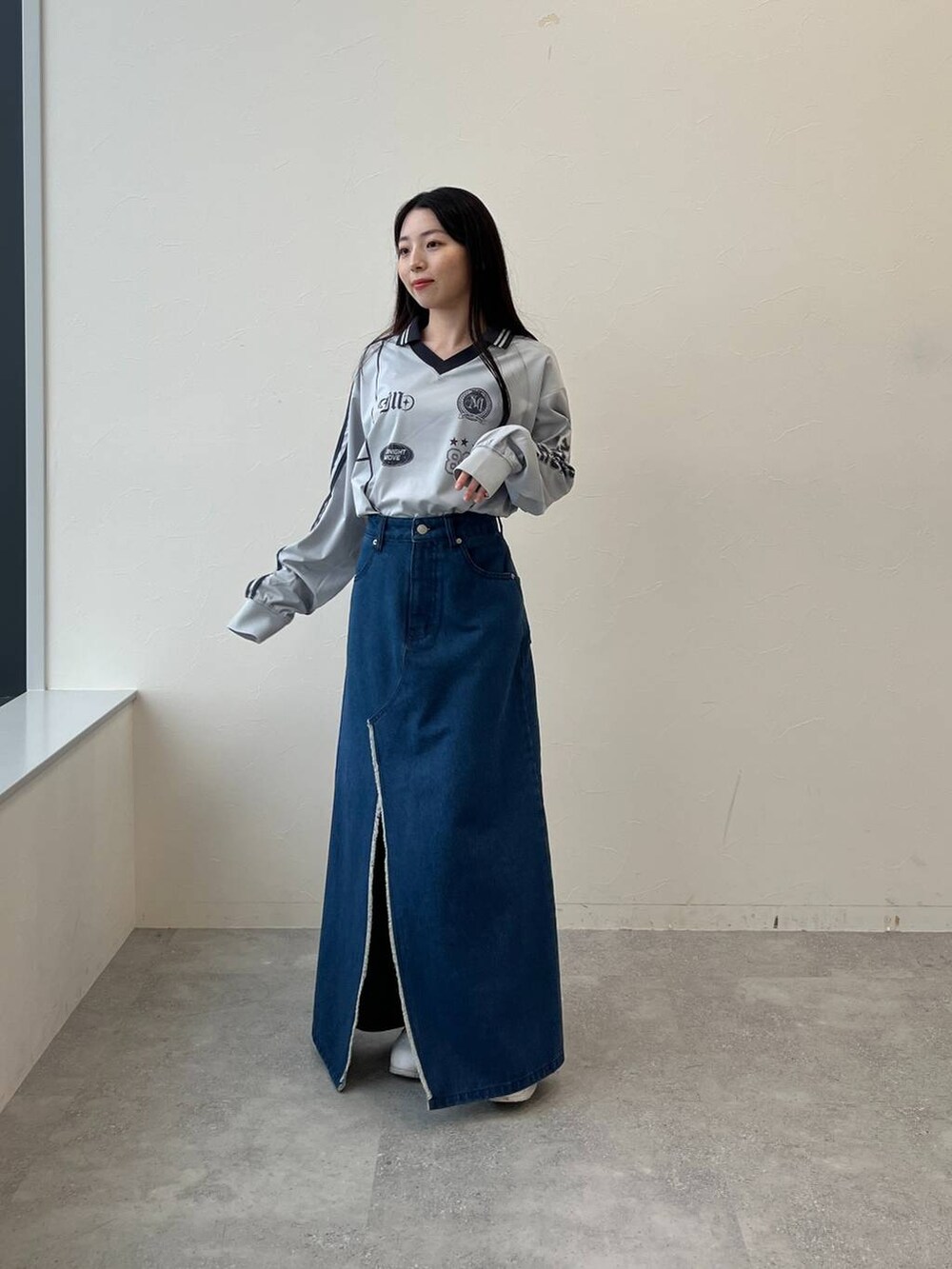ブルー系のスカート、グレー系のTシャツ/カットソーを着用したレディースの春コーディネートの2枚目の写真