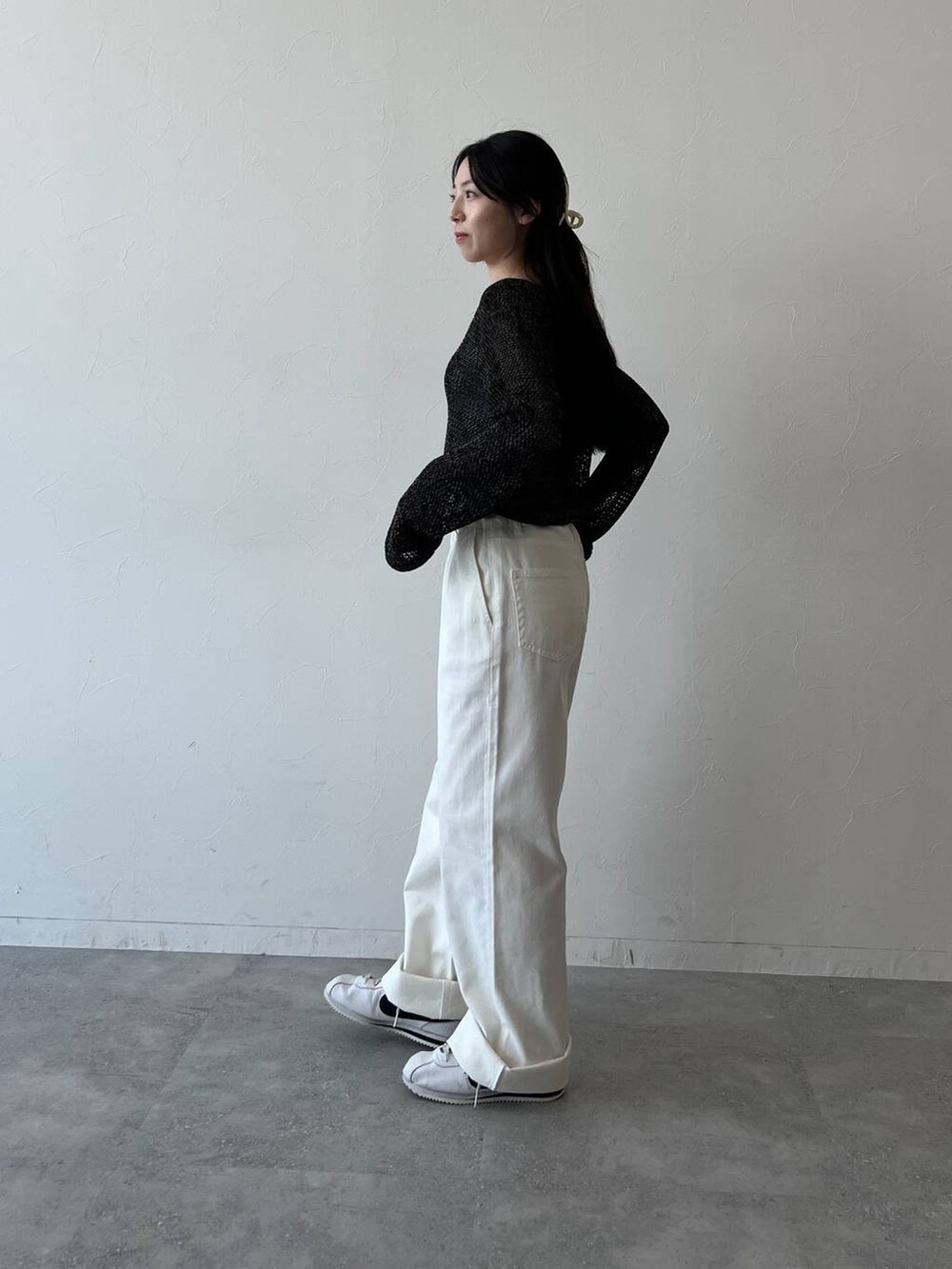 ホワイト系のその他パンツ、ブラック系のカーディガン/ボレロを着用したレディースの秋コーディネートの2枚目の写真