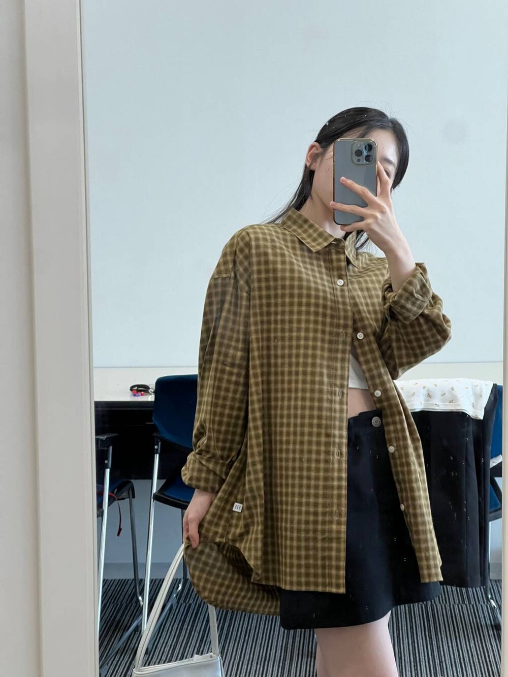 ブラック系のデニムスカート、その他のハンドバッグ、その他のシャツ/ブラウスを着用したレディースの秋コーディネートの9枚目の写真