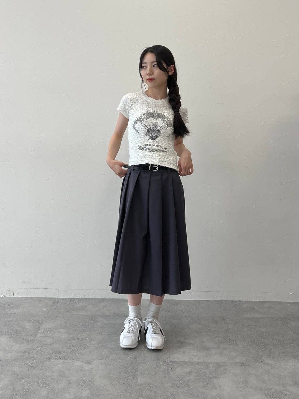 グレー系のスカート、ホワイト系のTシャツ/カットソーを着用したレディースの夏コーディネートの7枚目の写真