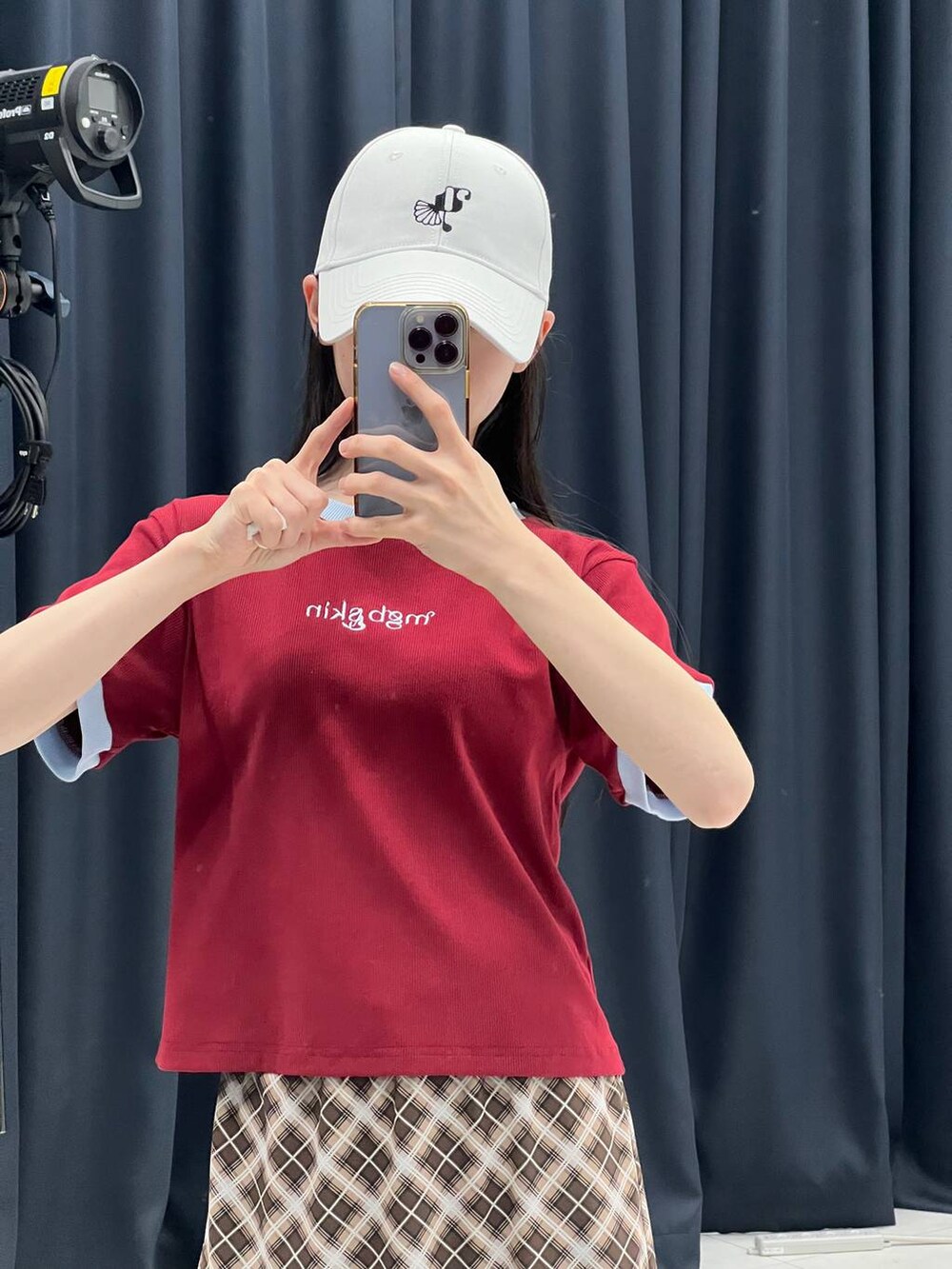 ブラウン系のスカート、ホワイト系のTシャツ/カットソーを着用したレディースの夏コーディネートの7枚目の写真