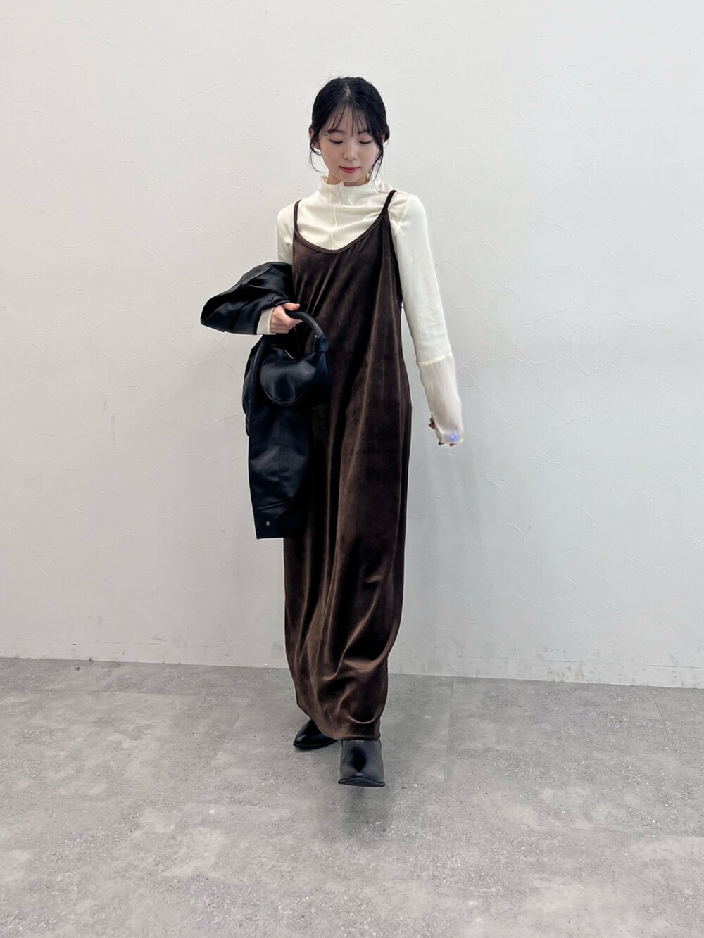 「シンプルスタイル、ベロア、ワンピース、ブーツ、ウエスタンブーツ、レザージャケット、おでかけコーデ、韓国ファッション、低身長コーデ、レイヤードスタイル、冬のコーデ、春アウター、ミニバッグ」｜「3.3 Field Trip の3.3 Field Trip／ベロアキャミワンピース 2976548（ワンピース、ブラウン系）」を使った、みれいさん（レディース・150cm）の冬コーディネートの2枚目の写真