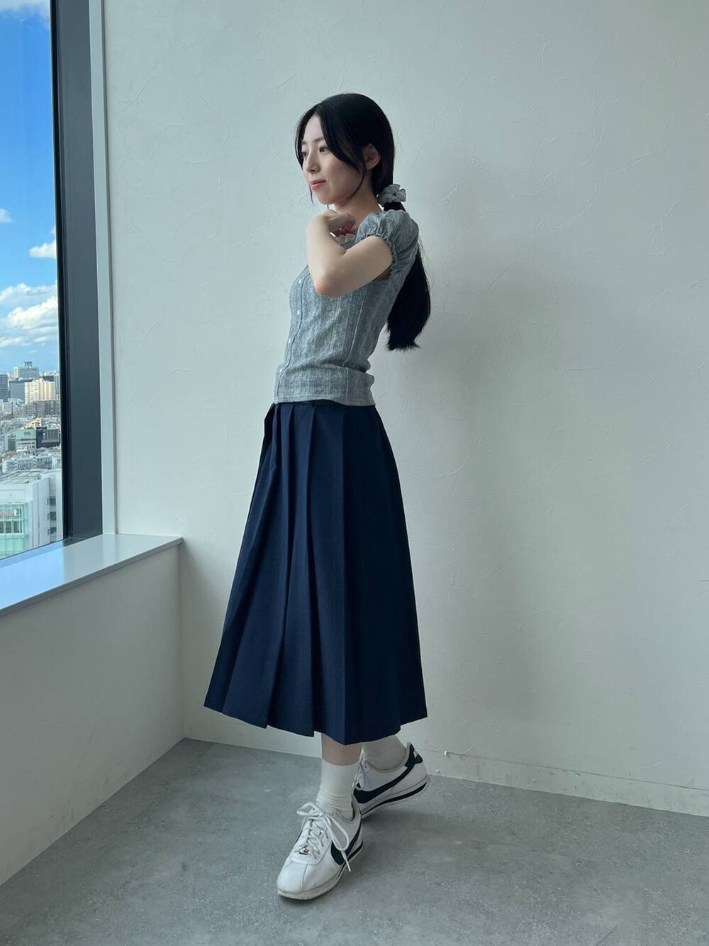 ブルー系のスカート、グレー系のTシャツ/カットソーを着用したレディースの夏コーディネートの3枚目の写真