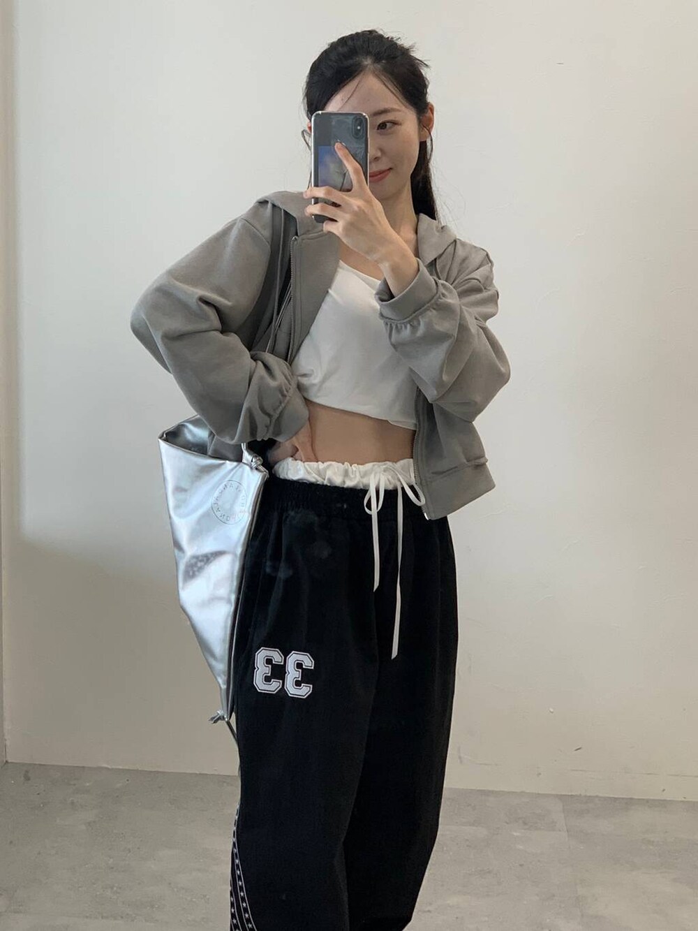 グレー系のパーカー、グレー系のバックパック/リュック、ブラック系のその他パンツを着用したレディースの秋コーディネートの7枚目の写真