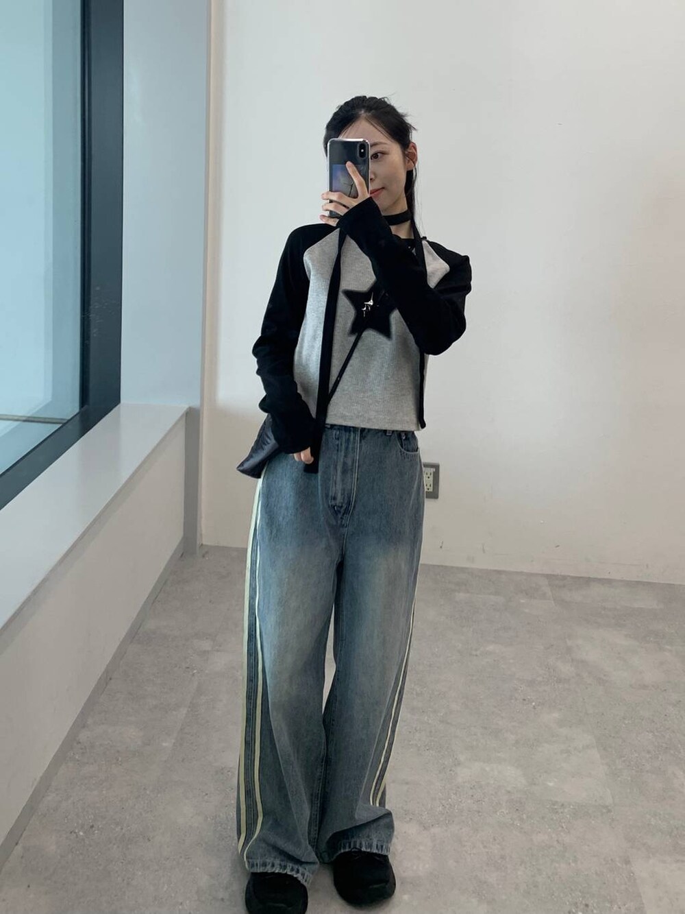 その他のデニムパンツ、グレー系のTシャツ/カットソーを着用したレディースの秋コーディネートの4枚目の写真