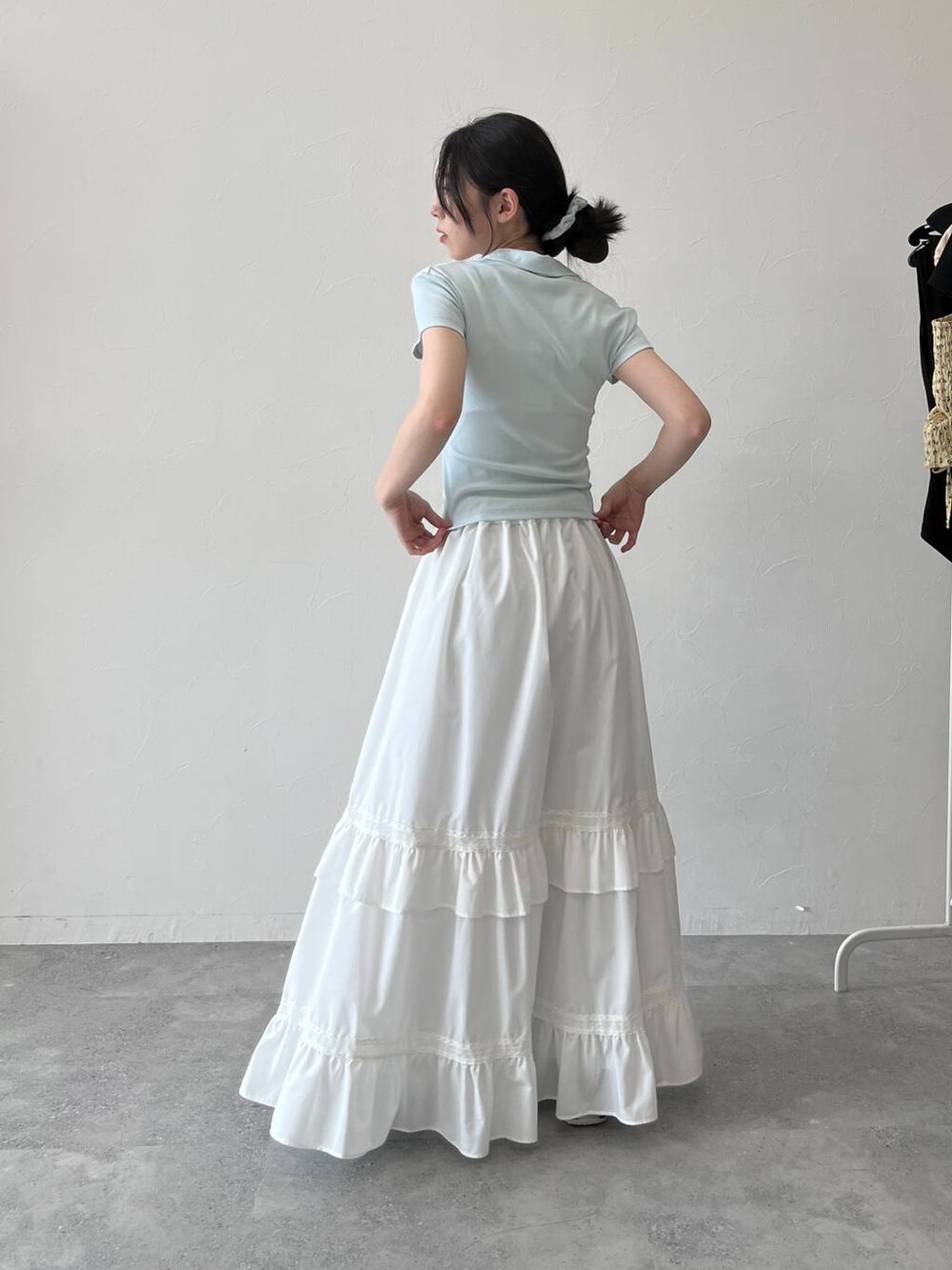 ホワイト系のスカート、ブルー系のTシャツ/カットソーを着用したレディースの夏コーディネートの5枚目の写真