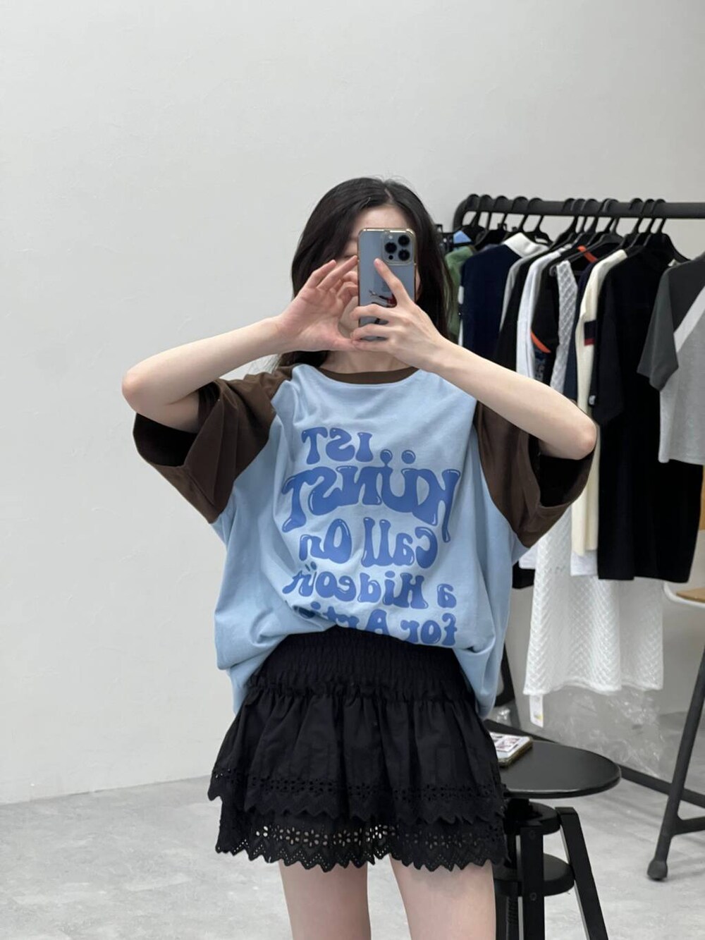 ブラック系のスカート、ブルー系のTシャツ/カットソーを着用したレディースの春コーディネートの6枚目の写真