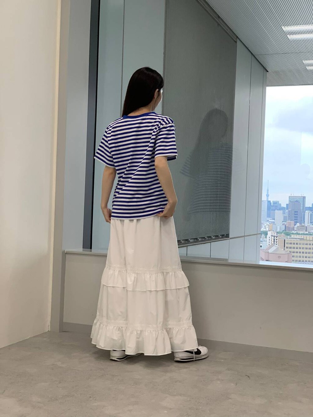 ホワイト系のスカート、ブルー系のTシャツ/カットソーを着用したレディースの夏コーディネートの3枚目の写真