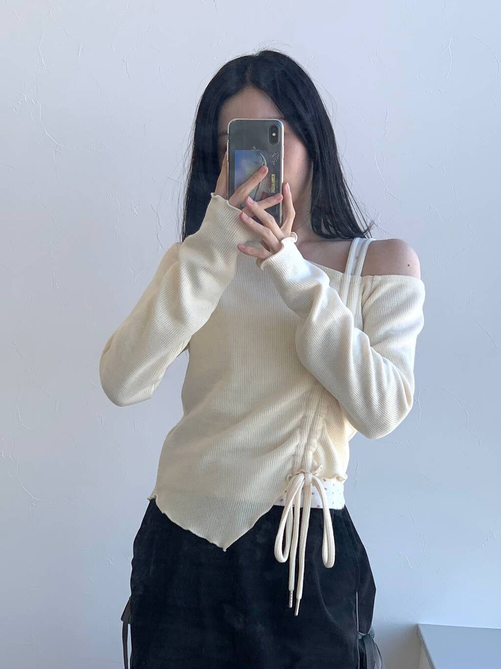 ブラック系のその他パンツ、ホワイト系のTシャツ/カットソーを着用したレディースの冬コーディネートの8枚目の写真