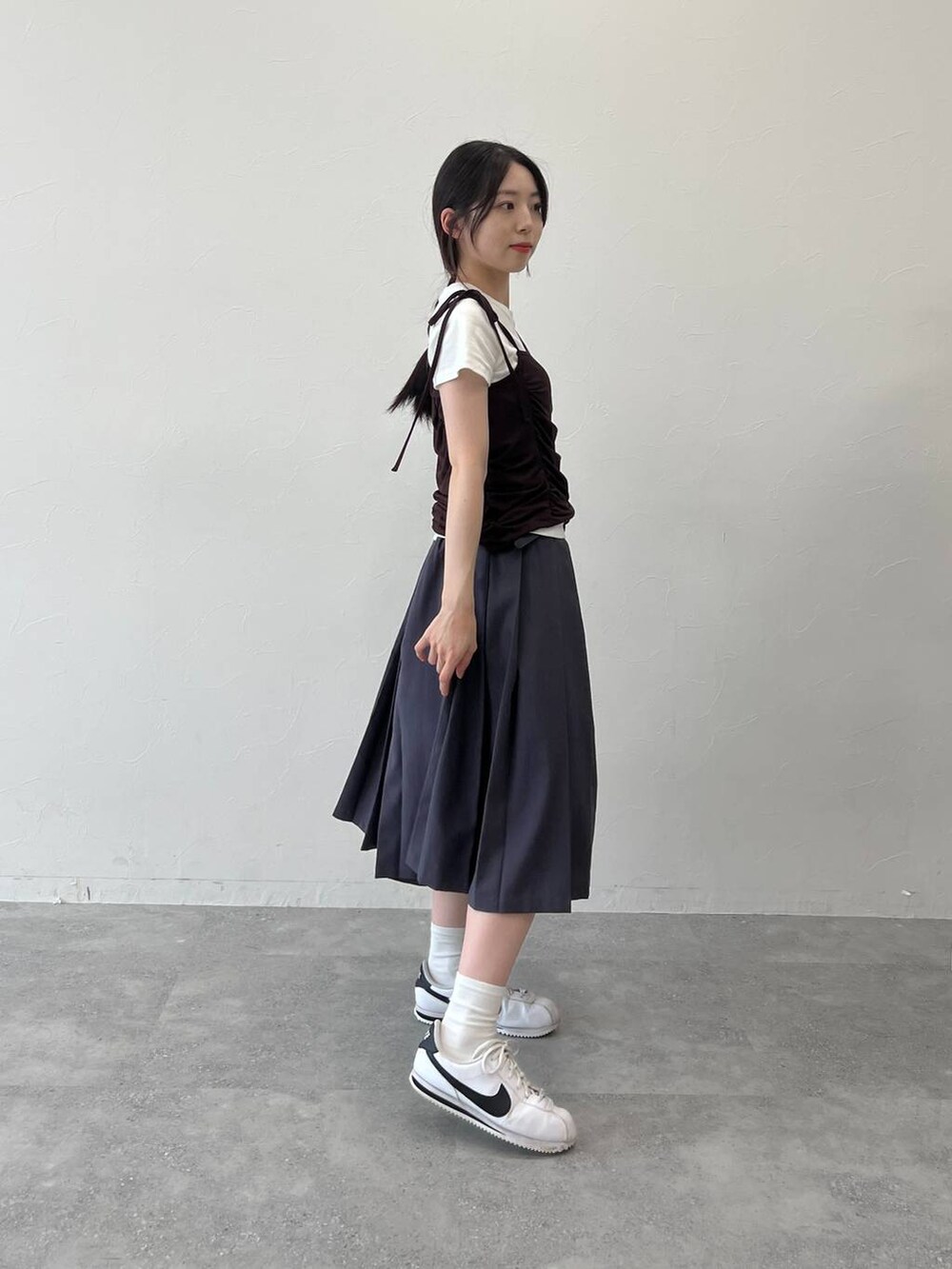 グレー系のスカート、ブラウン系のキャミソールを着用したレディースの夏コーディネートの7枚目の写真