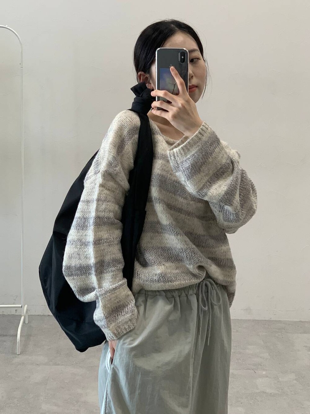 グレー系のその他パンツ、ブラック系のショルダーバッグ、グレー系のニット/セーターを着用したレディースの秋コーディネートの5枚目の写真