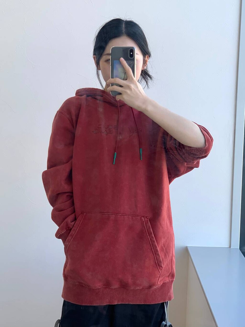 ブラック系のその他パンツ、レッド系のパーカーを着用したレディースの冬コーディネートの5枚目の写真