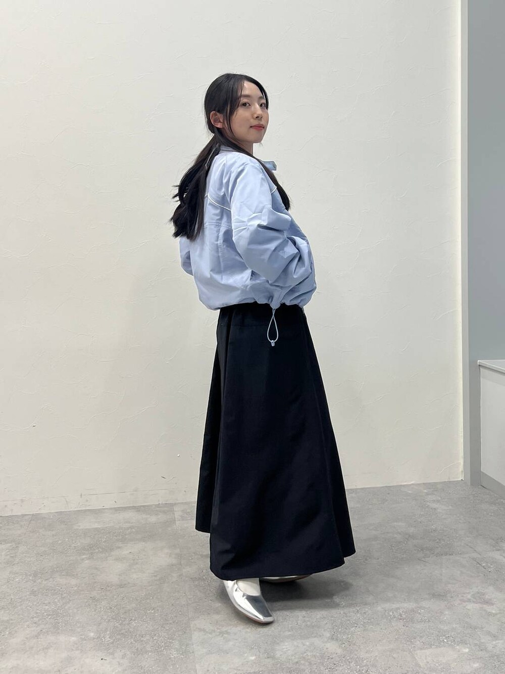 ブラック系のスカートを着用したレディースの春コーディネートの3枚目の写真