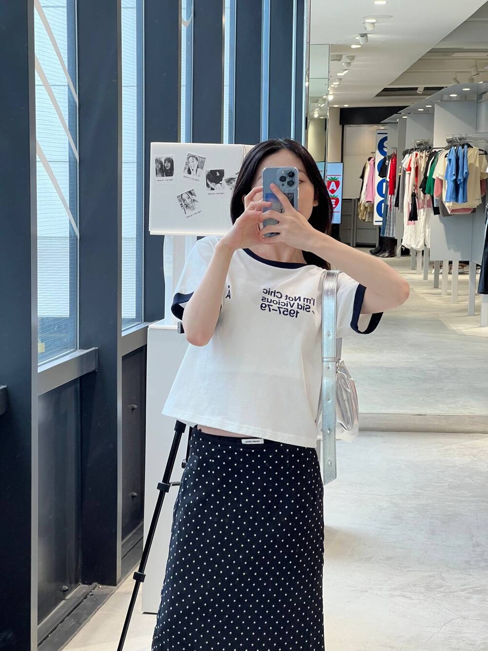 ホワイト系のTシャツ/カットソー、グレー系のトートバッグ、ブラック系のスカートを着用したレディースの夏コーディネートの4枚目の写真